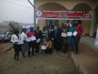 Photo de famille avec les participants et leur attestations